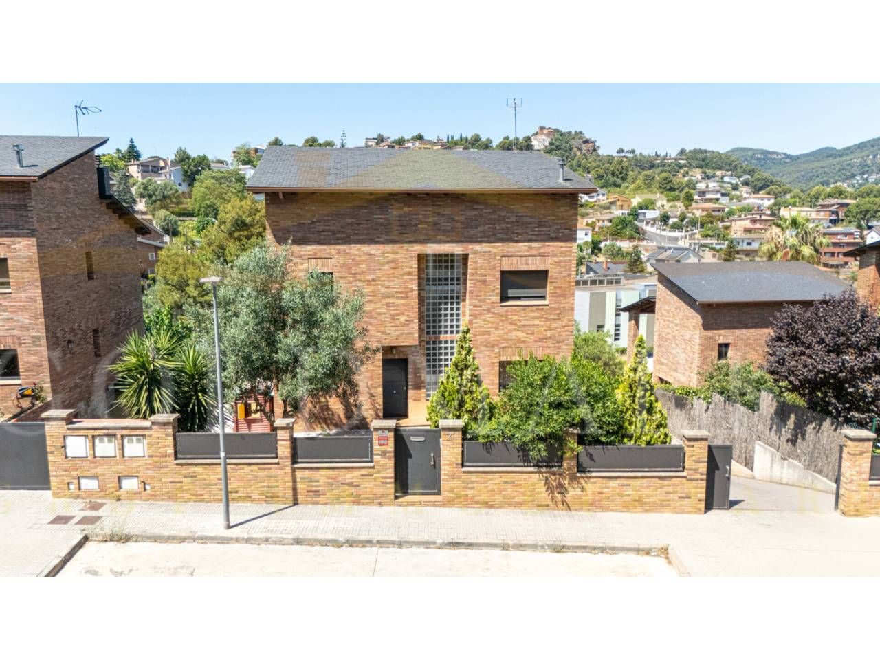 Vista exterior de Casa o xalet en venda en Corbera de Llobregat amb Aire condicionat, Jardí privat i Terrassa
