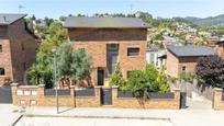 Vista exterior de Casa o xalet en venda en Corbera de Llobregat amb Aire condicionat, Jardí privat i Terrassa