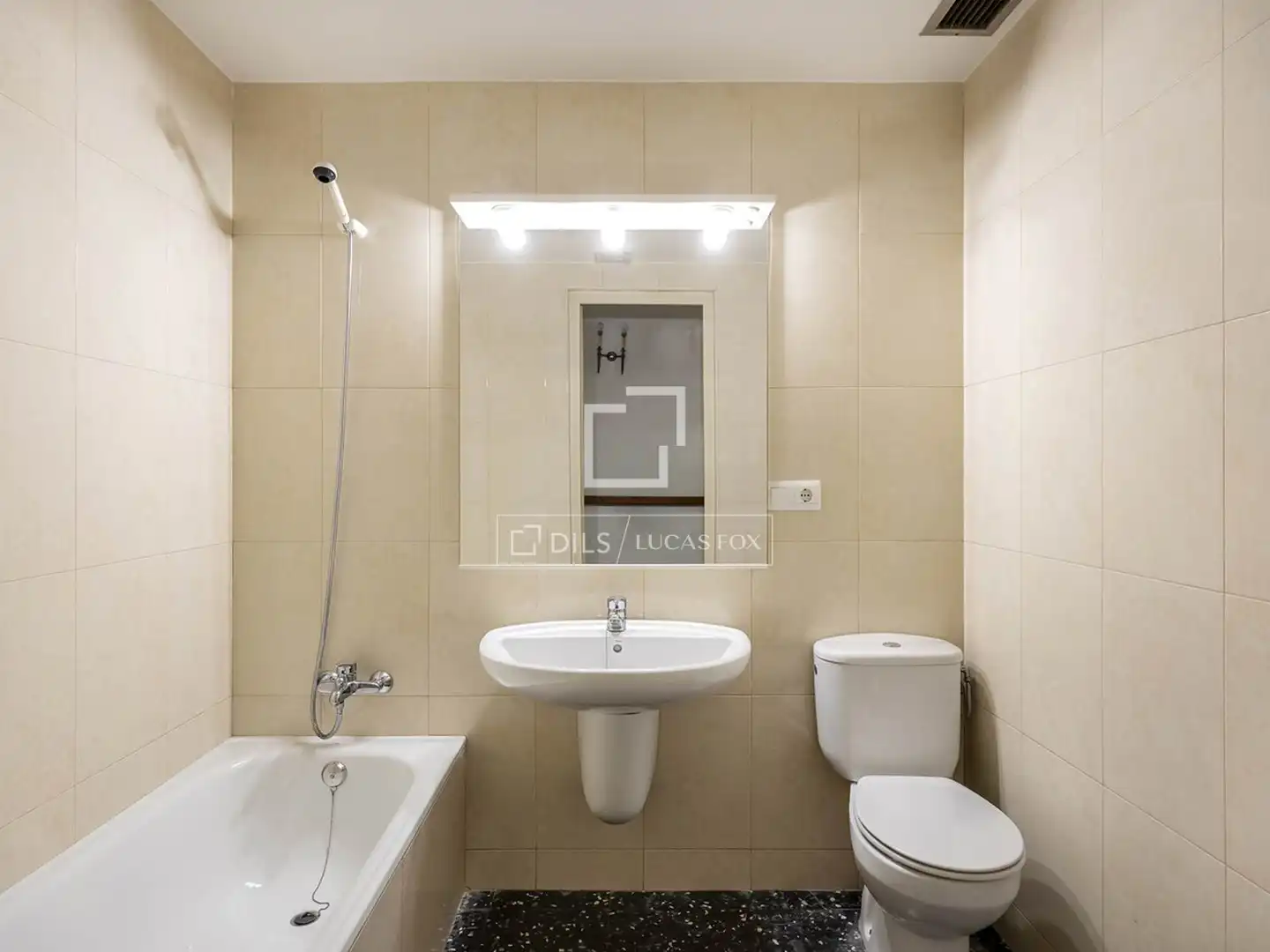 Badezimmer von Wohnung zum Verkauf in Barcelona mit Terrasse und Balkon