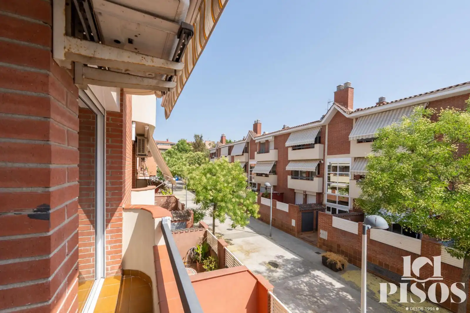 Vista exterior de Àtic en venda en Rubí amb Aire condicionat, Calefacció i Parquet