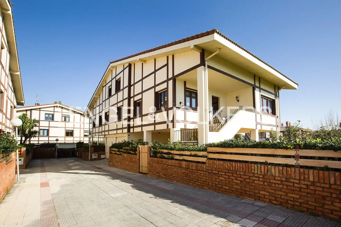 Vista exterior de Casa adosada en venda en Getxo  amb Calefacció, Jardí privat i Parquet