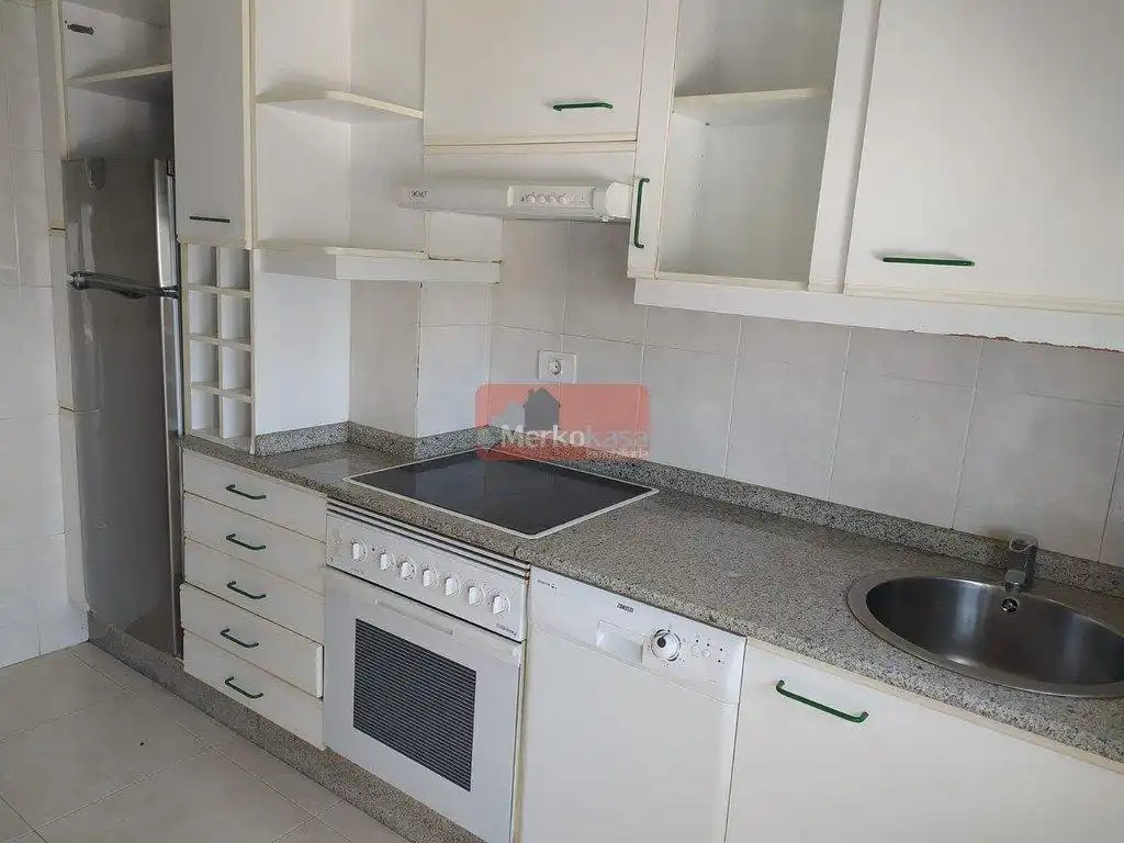 Cuina de Dúplex en venda en Lugo amb Calefacció, Traster i Moblat
