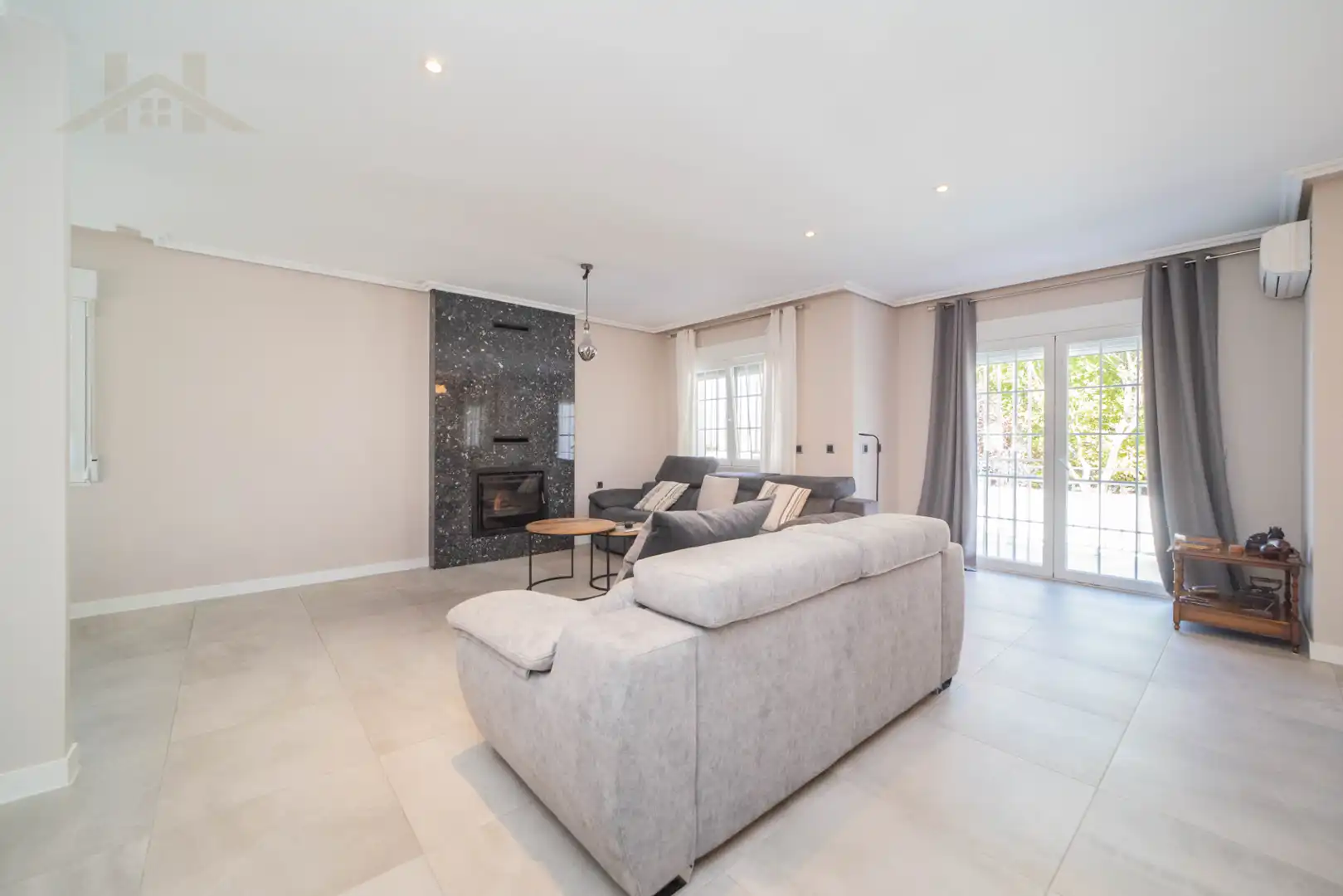 Living room of Houses for sale in Moraleja de Enmedio, Madrid