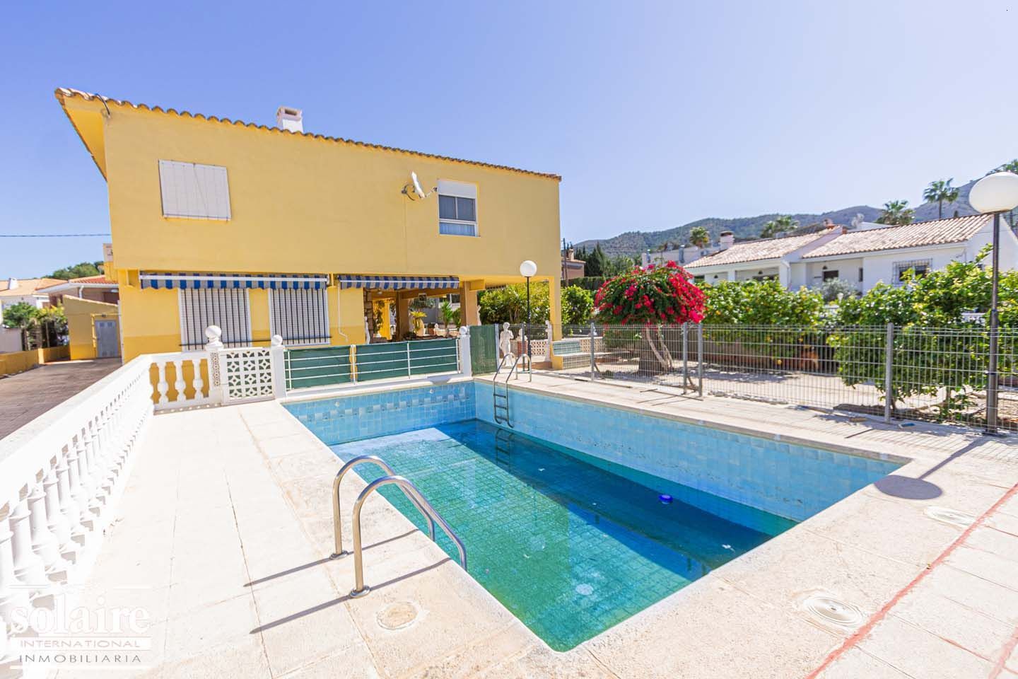 Piscina de Casa o xalet en venda en Benidorm amb Aire condicionat, Calefacció i Jardí privat