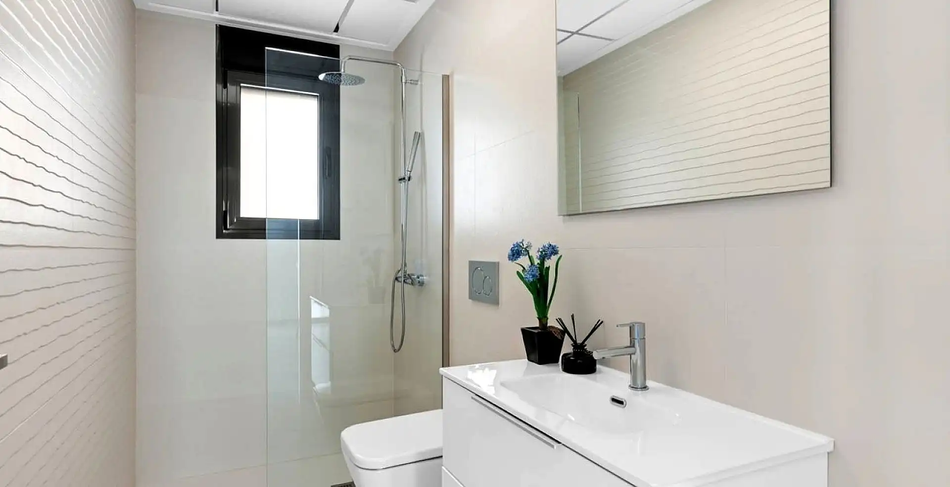 Bathroom of Houses for sale in San Miguel de Salinas