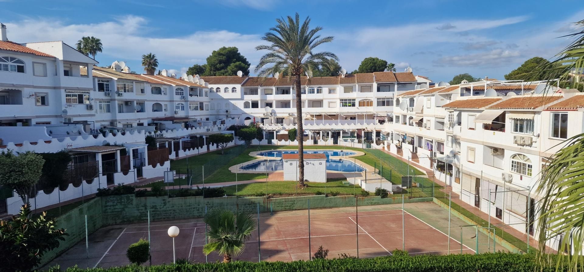Vista exterior de Apartament en venda en Mijas amb Jardí privat, Terrassa i Piscina comunitària