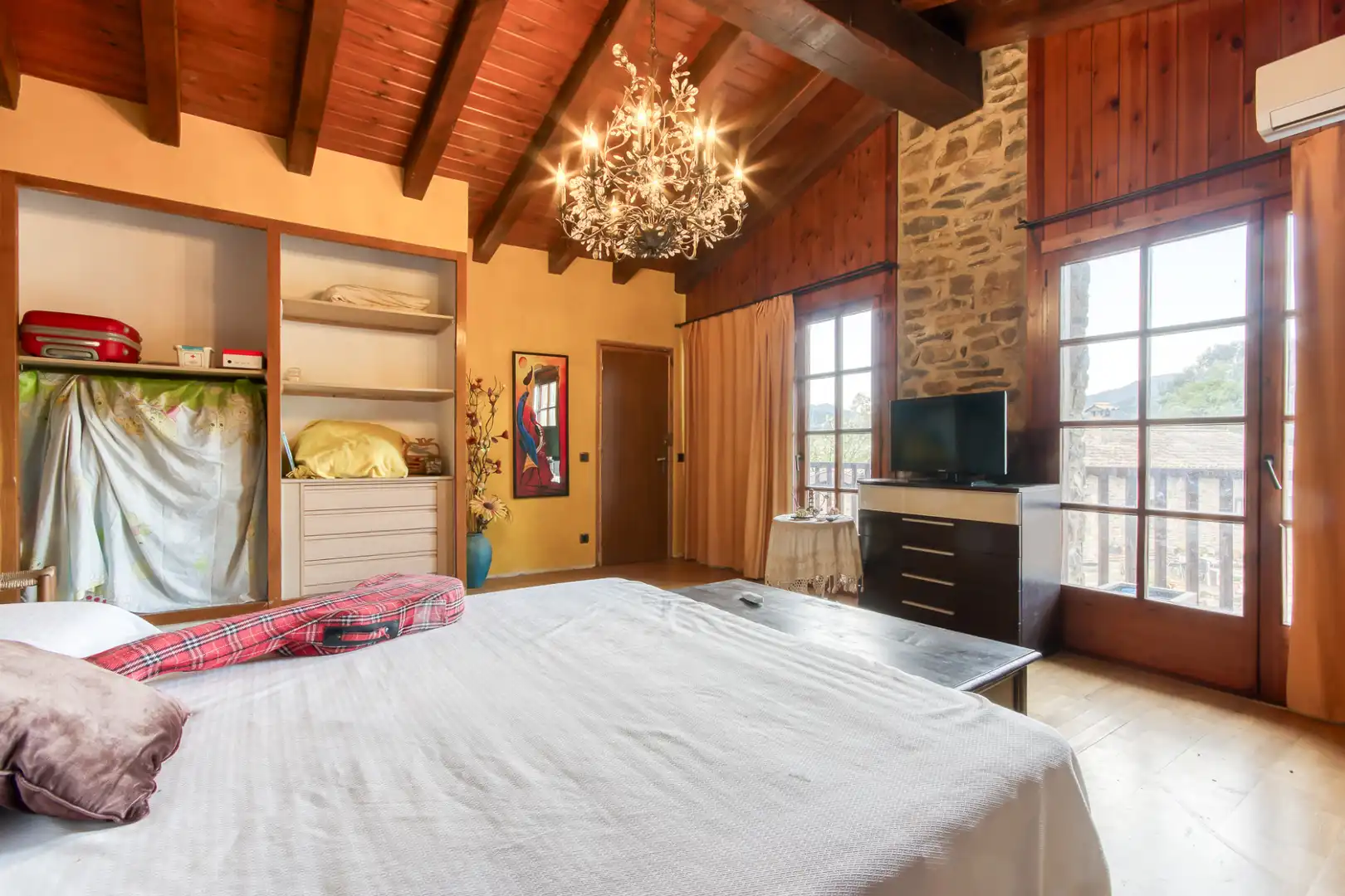 Schlafzimmer von Country house zum Verkauf in Sant Joan Les Fonts mit Klimaanlage, Heizung und Privatgarten