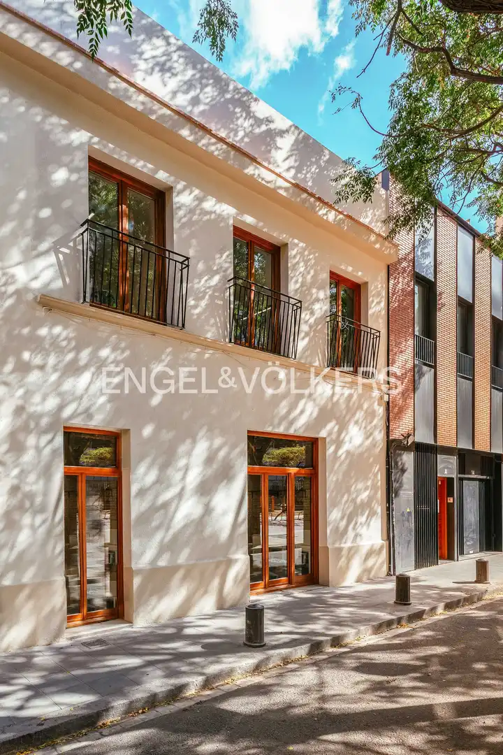 Vista exterior de Casa adosada en venda en Barcelona amb Aire condicionat, Calefacció i Jardí privat