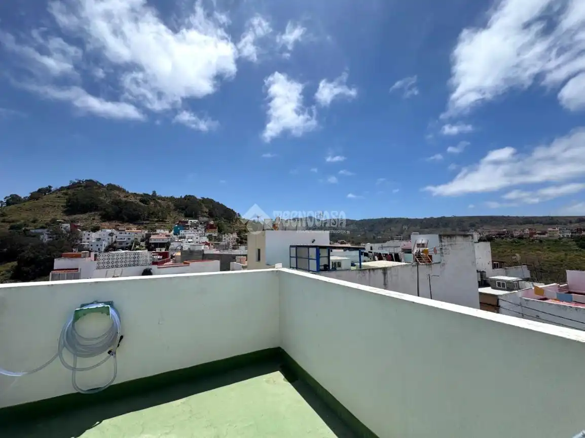 Vista exterior de Casa adosada en venda en Las Palmas de Gran Canaria amb Traster i Balcó