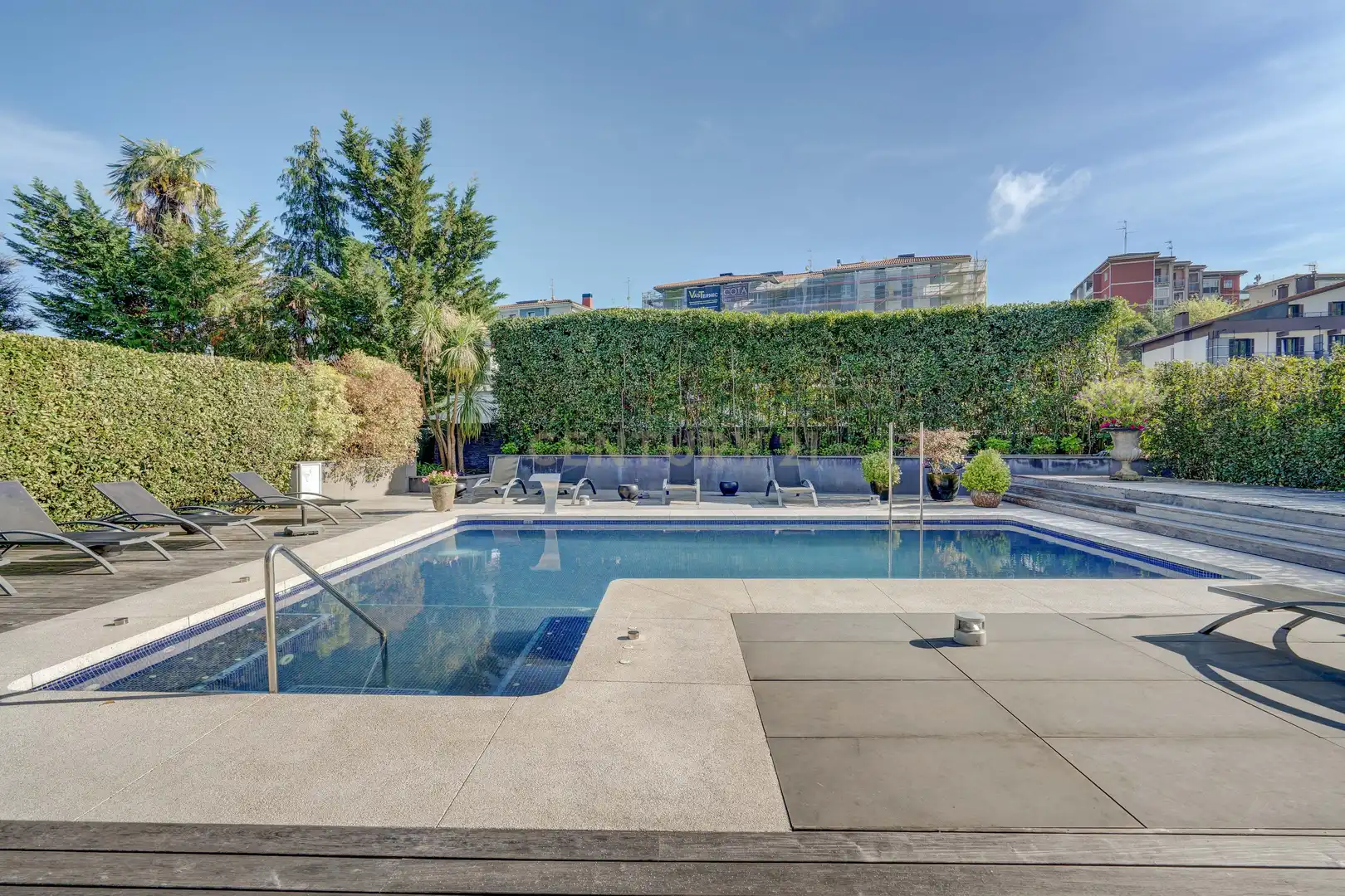 Piscina de Casa o xalet en venda en Donostia - San Sebastián  amb Aire condicionat, Jardí privat i Piscina