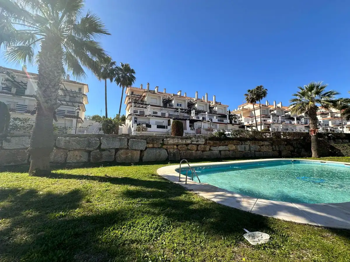Vista exterior de Apartament en venda en Manilva amb Terrassa i Piscina comunitària