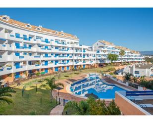 Vista exterior de Àtic en venda en Manilva amb Aire condicionat, Terrassa i Piscina