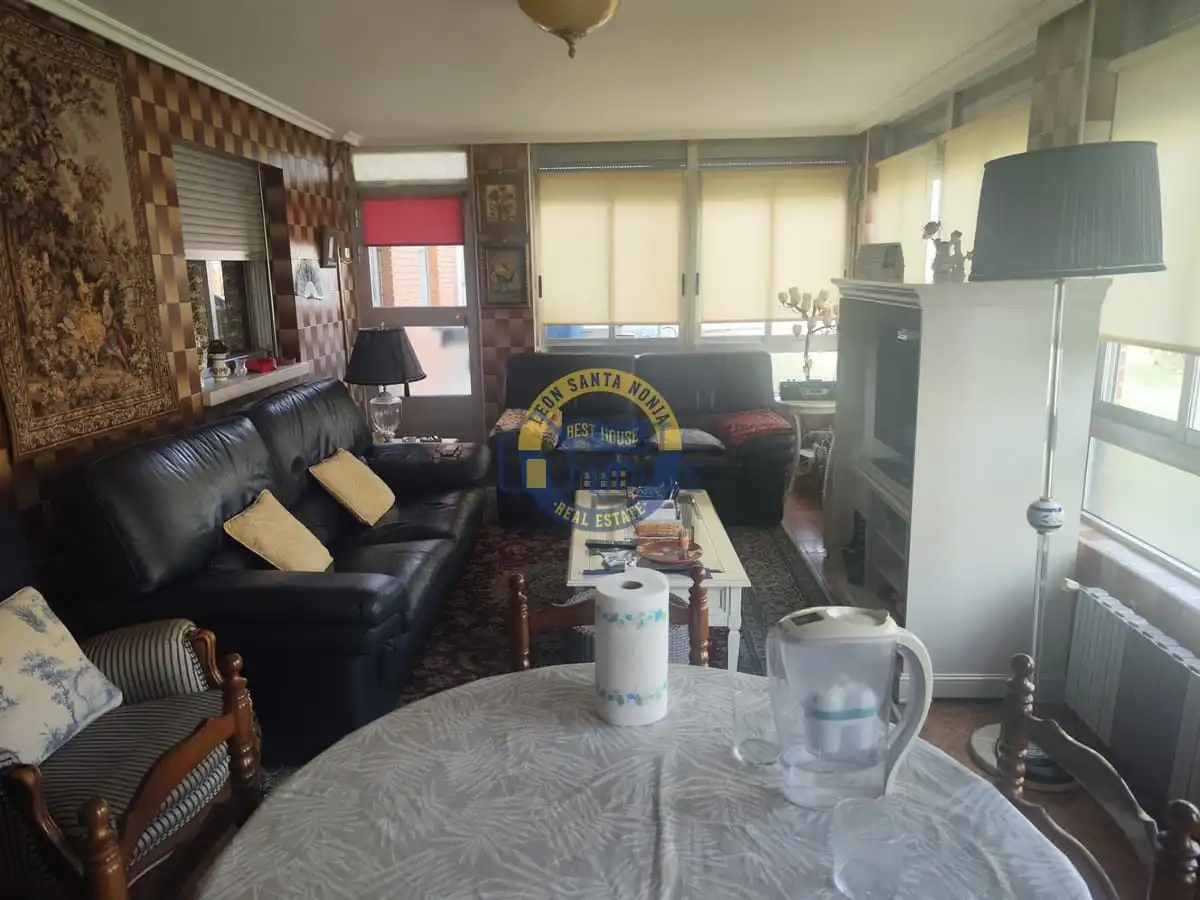 Living room of Houses for sale in Villanueva de las Manzanas, León