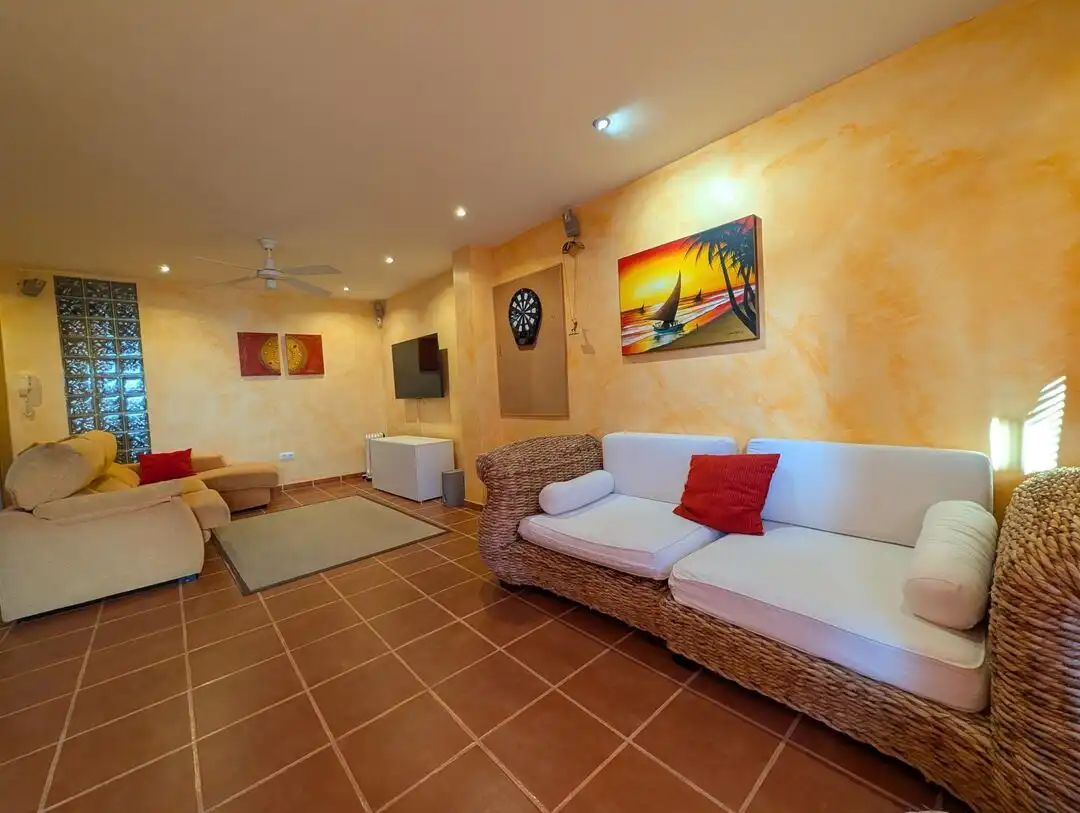 Casa adosada de alquiler en La Línea de la Concepción con Aire acondicionado, Calefacción y Jardín privado