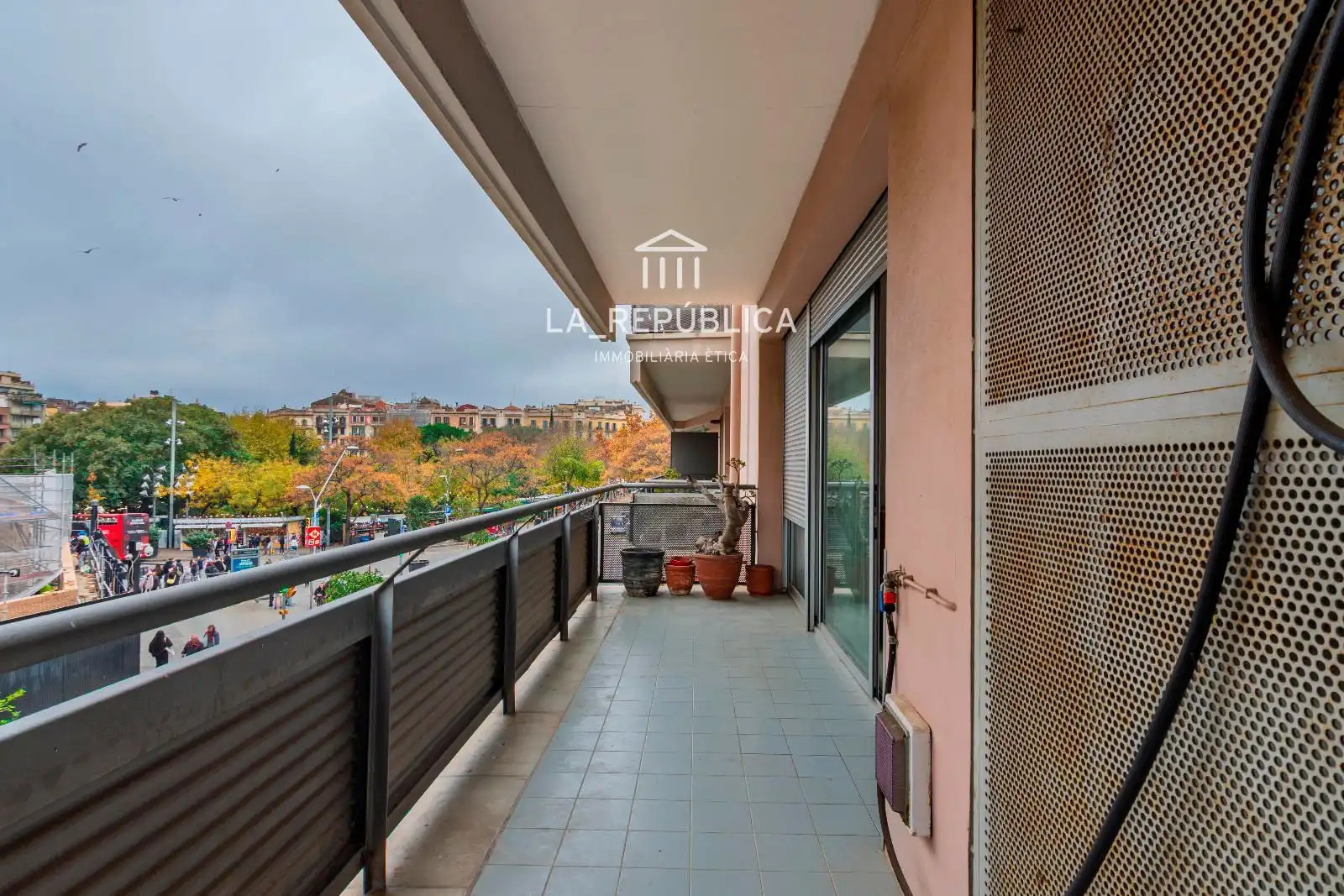 Terraza de Piso en venta en Barcelona con Calefacción, Terraza y Horno