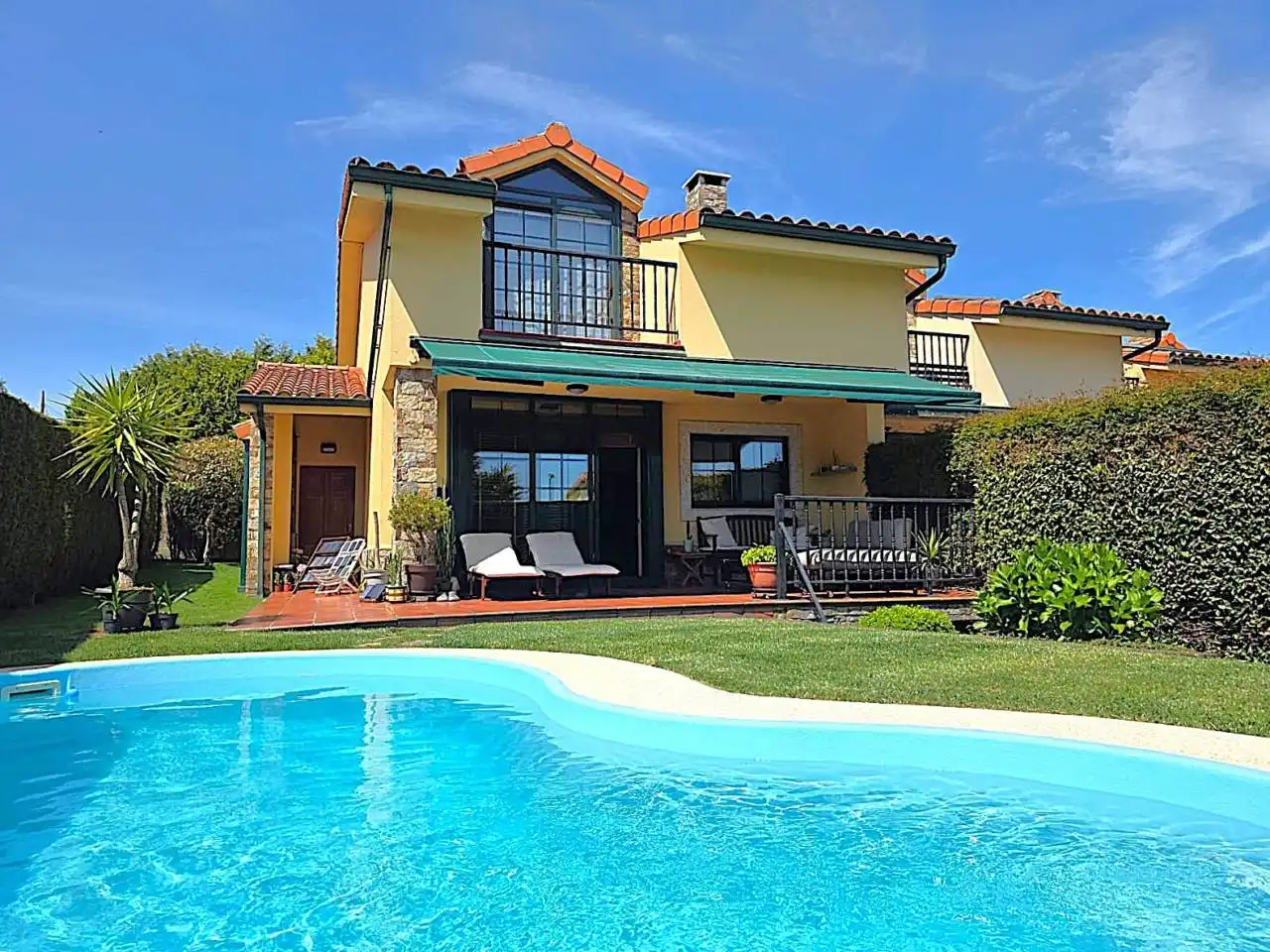 Schwimmbecken von Einfamilien-Reihenhaus zum Verkauf in Sada (A Coruña) mit Klimaanlage, Heizung und Privatgarten
