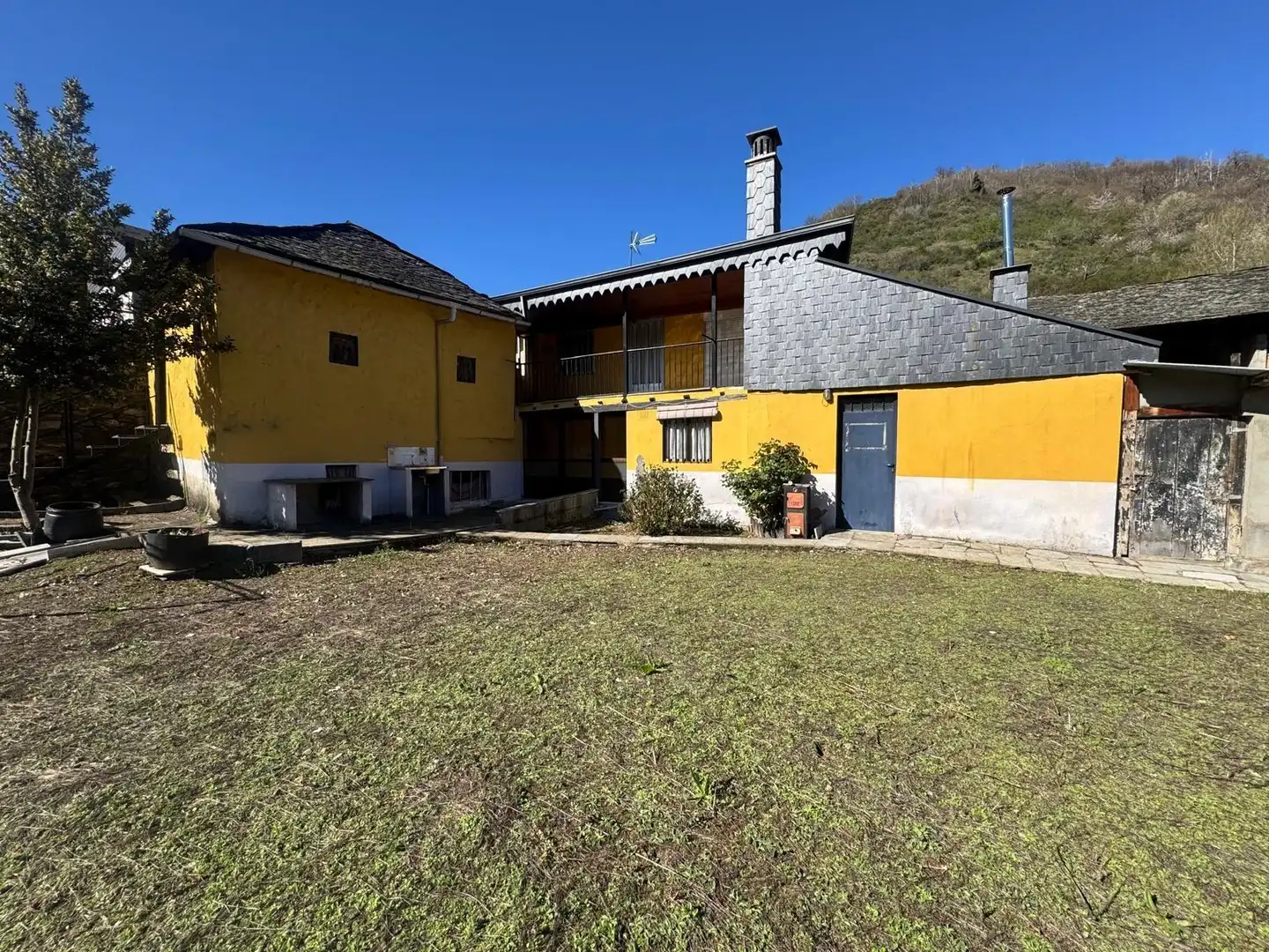 Vista exterior de Finca rústica en venda en Ponferrada amb Jardí privat, Terrassa i Balcó