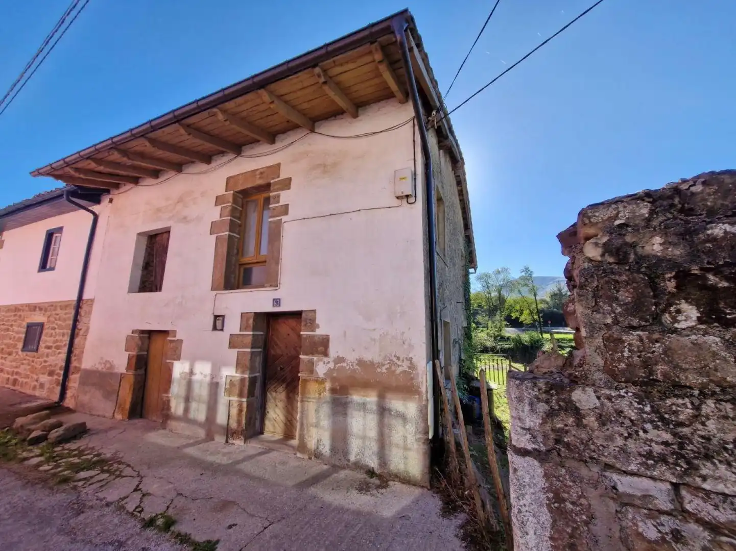 Außenansicht von Einfamilien-Reihenhaus zum Verkauf in Arenas de Iguña mit Privatgarten und Balkon