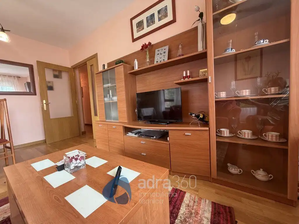 Sala d'estar de Pis de lloguer en  Logroño amb Calefacció, Traster i Moblat