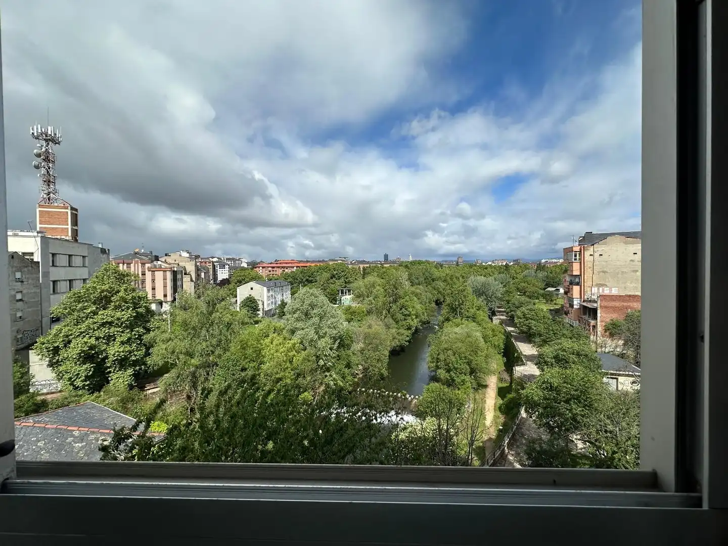 Vista exterior de Pis en venda en Ponferrada amb Calefacció