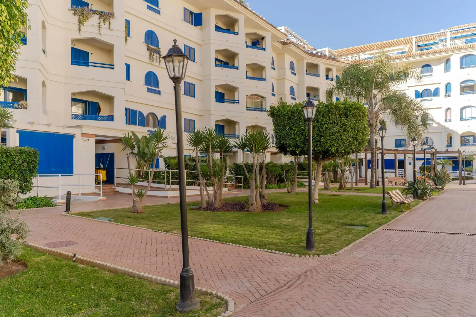Außenansicht von Wohnung zum Verkauf in Manilva mit Privatgarten, Abstellraum und Gemeinschaftspool