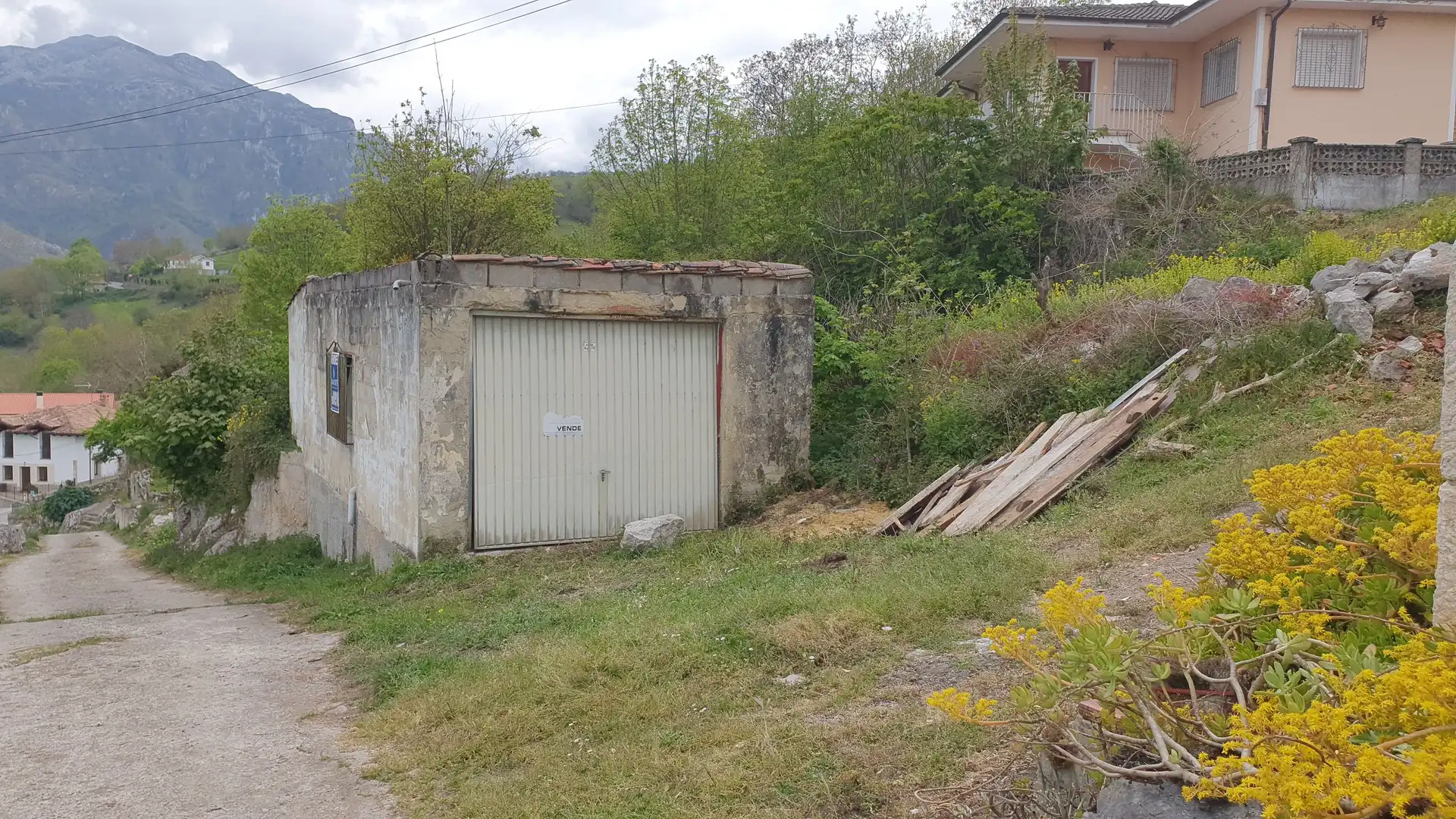 Casa adosada en venda en Cabrales amb Jardí privat, Traster i Balcó