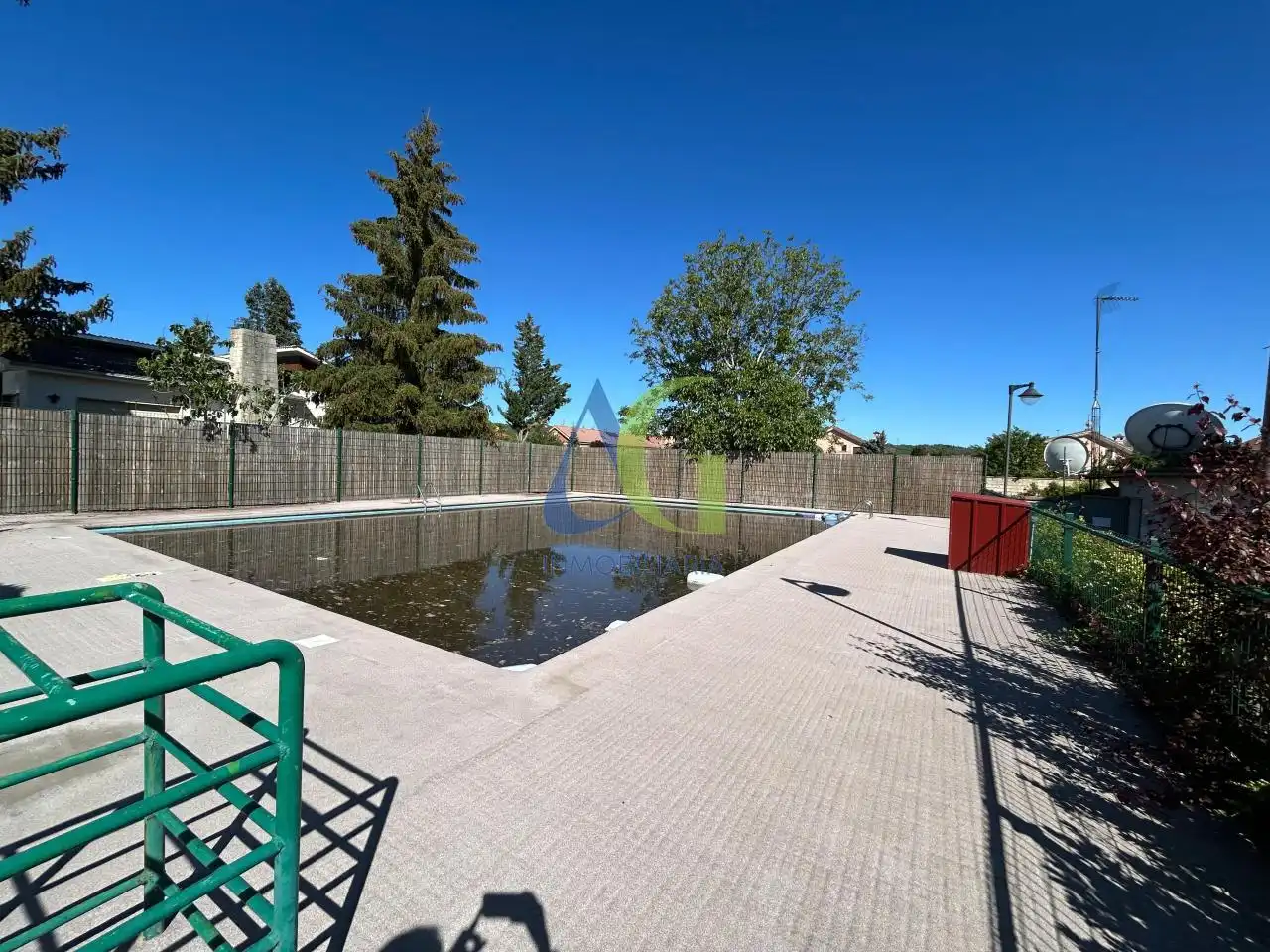 Piscina de Casa o xalet en venda en Villaquilambre amb Calefacció, Jardí privat i Parquet