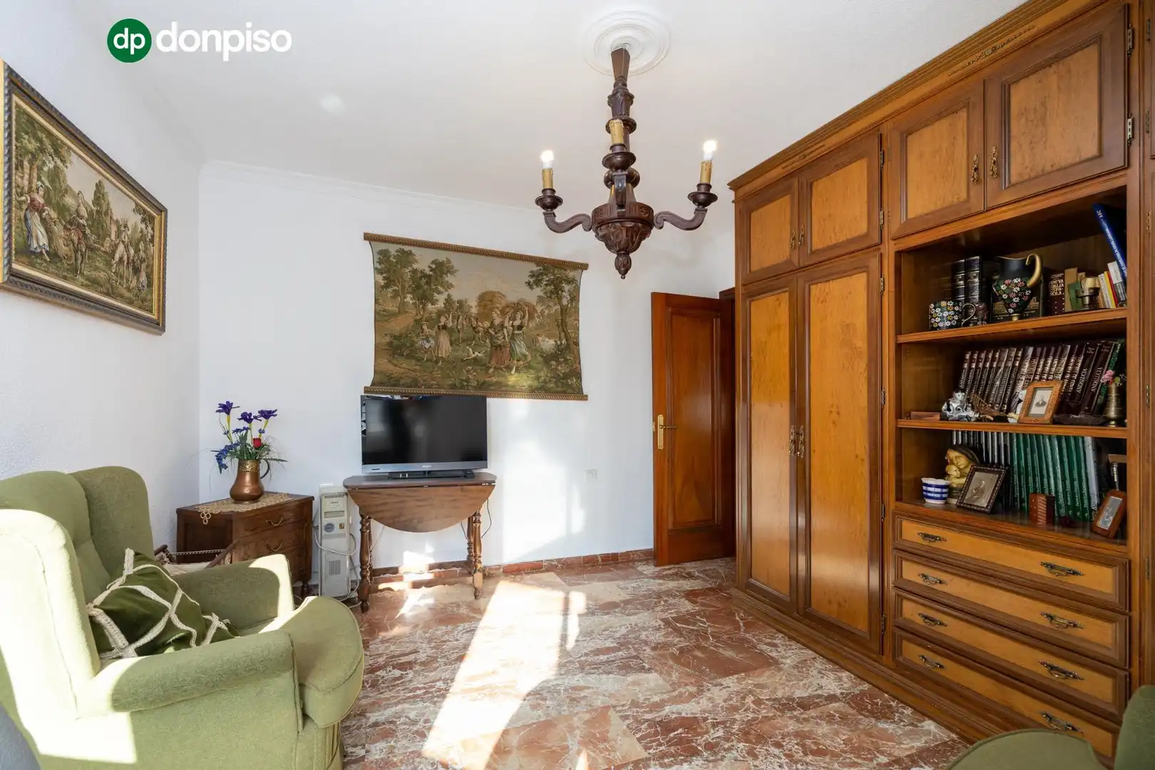 Sala d'estar de Pis en venda en Granada amb Terrassa, Traster i Balcó