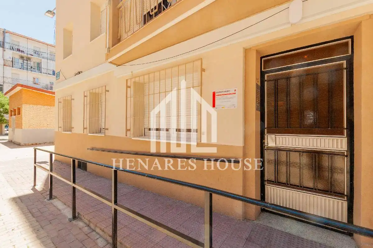 Vista exterior de Pis en venda en Alcalá de Henares amb Calefacció