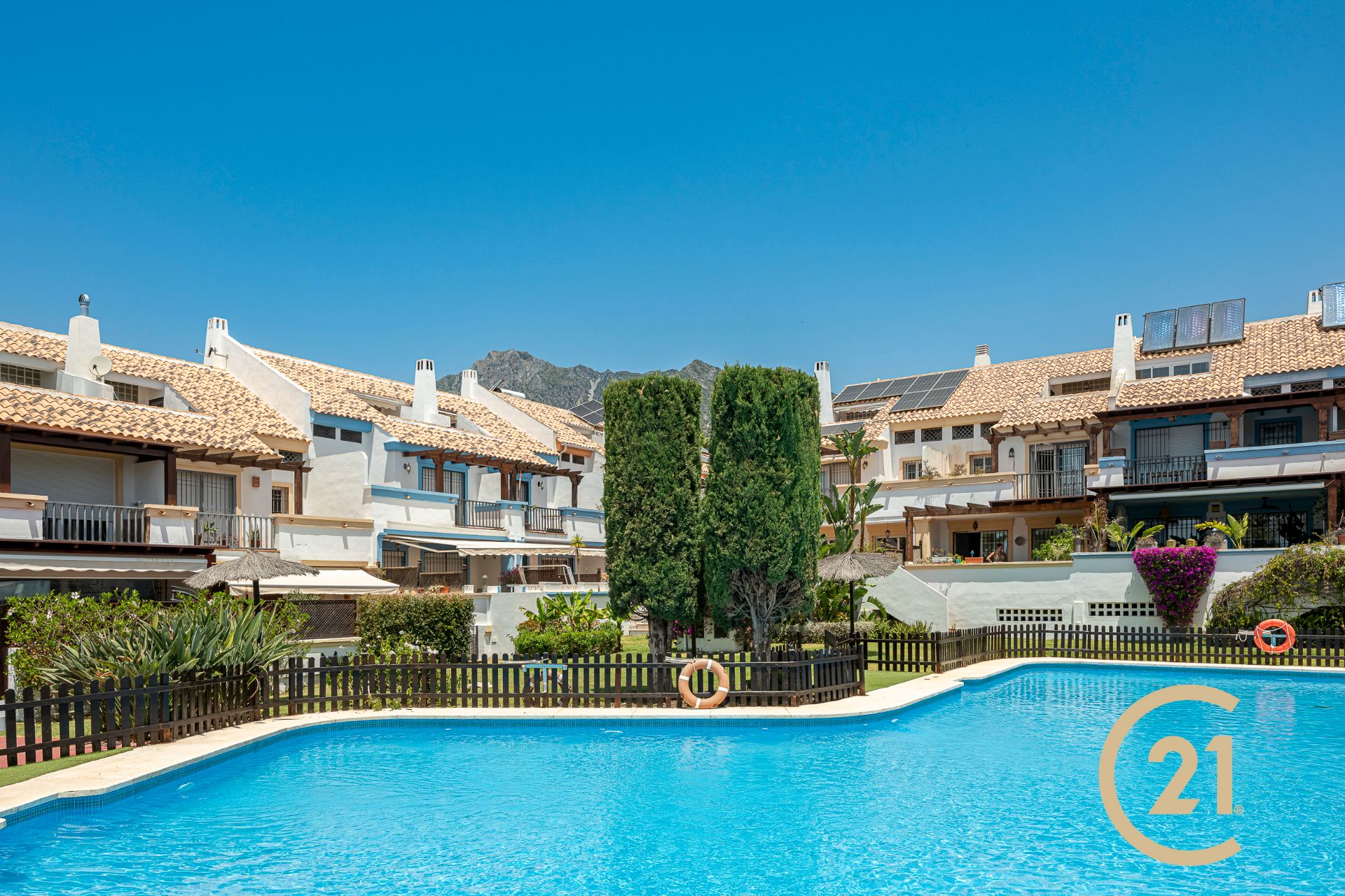 Vista exterior de Casa adosada en venda en Marbella amb Aire condicionat, Terrassa i Piscina comunitària