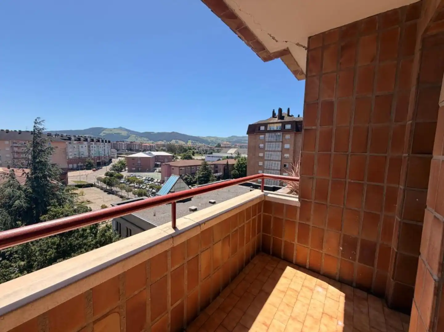 Vista exterior de Pis en venda en Torrelavega  amb Calefacció, Jardí privat i Parquet
