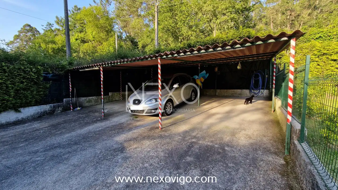 Parking de Casa o chalet en venta en Cangas  con Calefacción, Jardín privado y Piscina