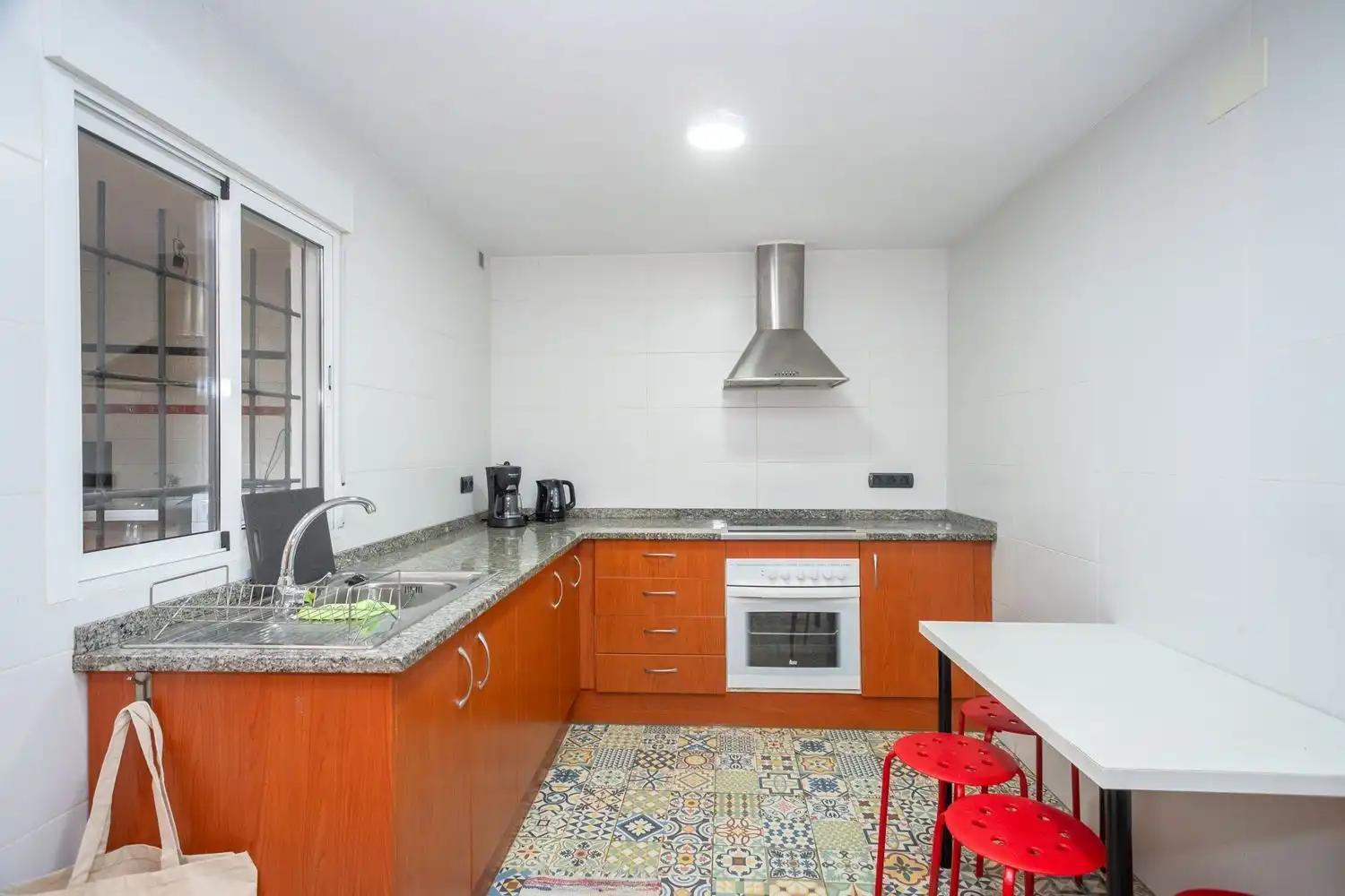 Cocina de Piso de alquiler en Girona con Calefacción, Terraza y Trastero