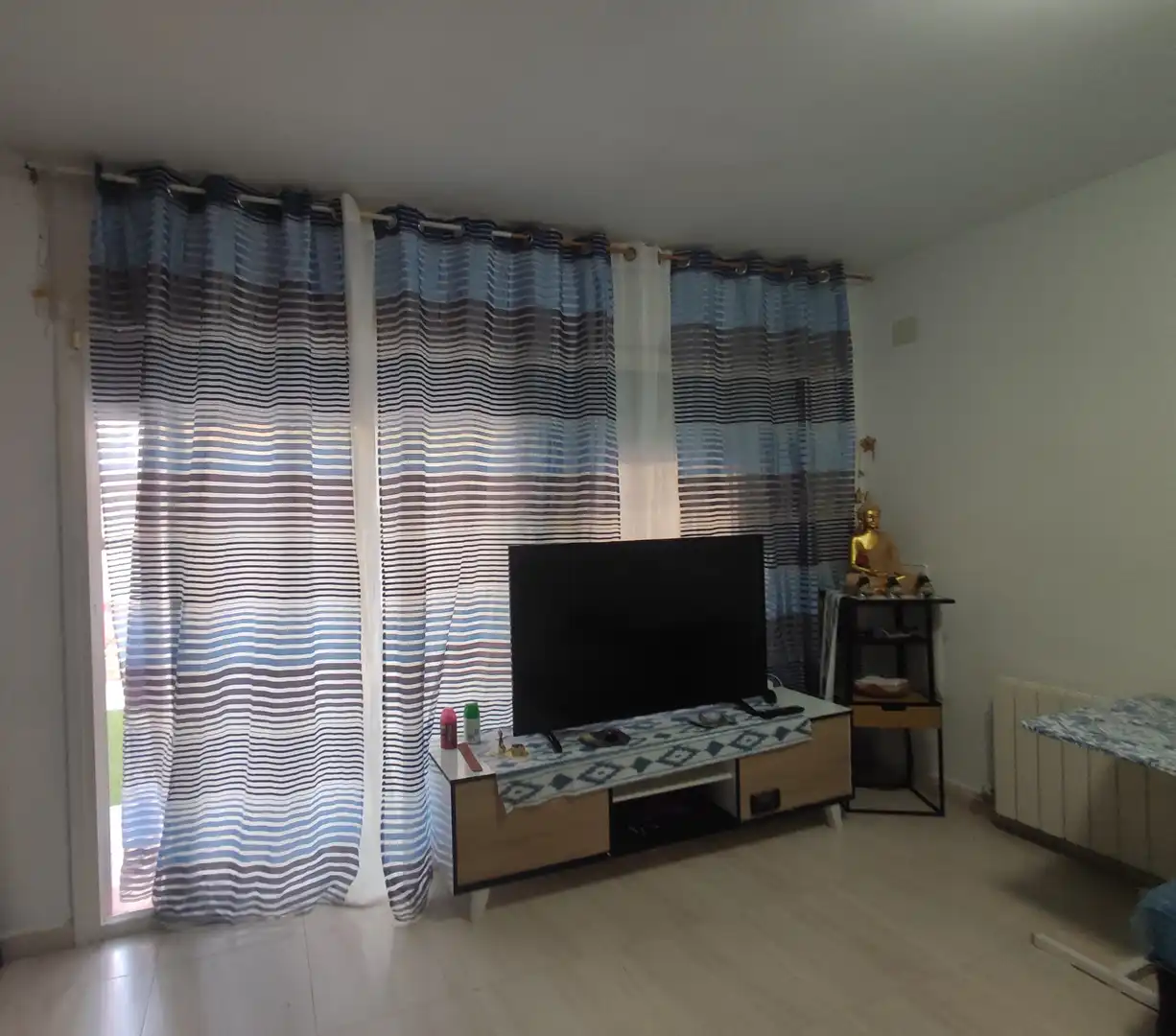 Sala d'estar de Casa adosada en venda en Torrelles de Foix amb Jardí privat, Terrassa i Traster