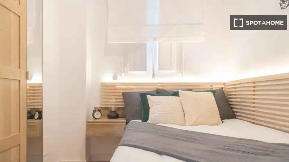 Bedroom of Flat for rent in Madrid  with Air Conditioner, Heating and Furnished