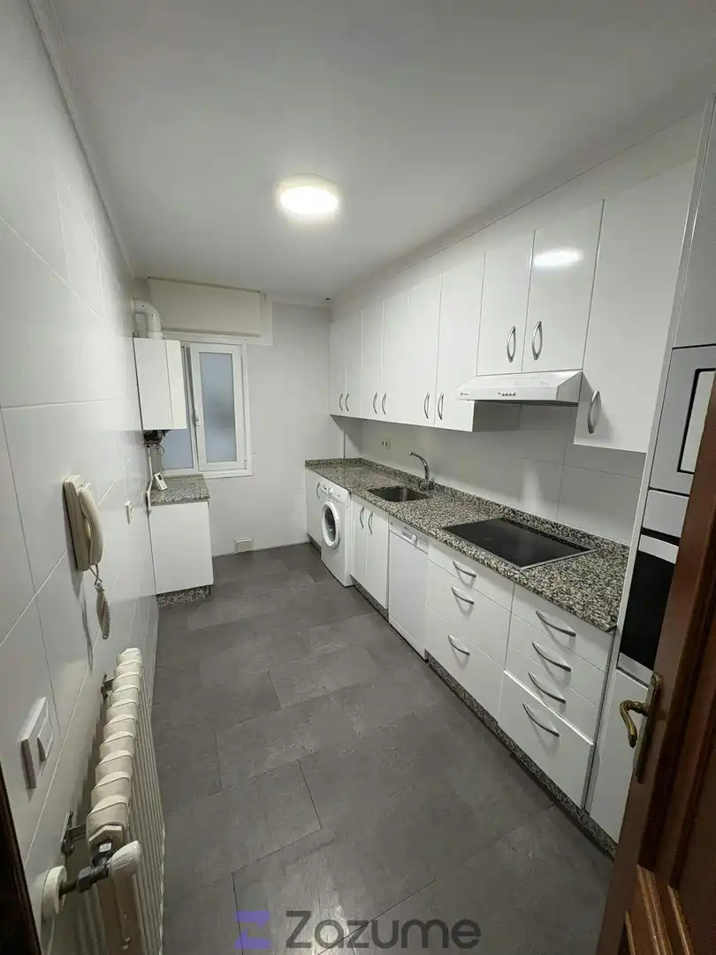 Küche von Wohnung zur Miete in Pontevedra Capital  mit Heizung, Ofen und Waschmaschine