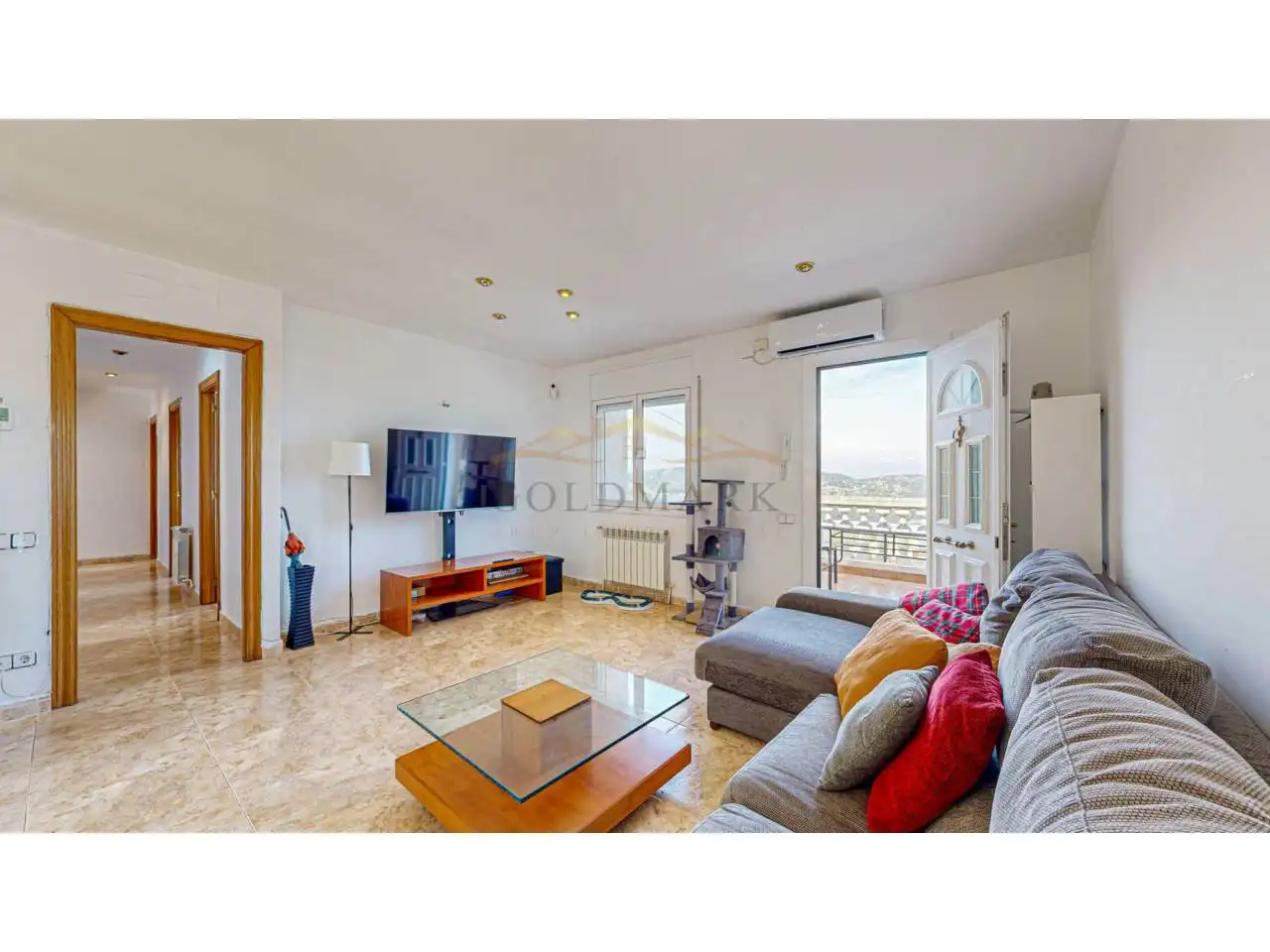 Sala d'estar de Casa o xalet en venda en Corbera de Llobregat amb Aire condicionat, Jardí privat i Terrassa