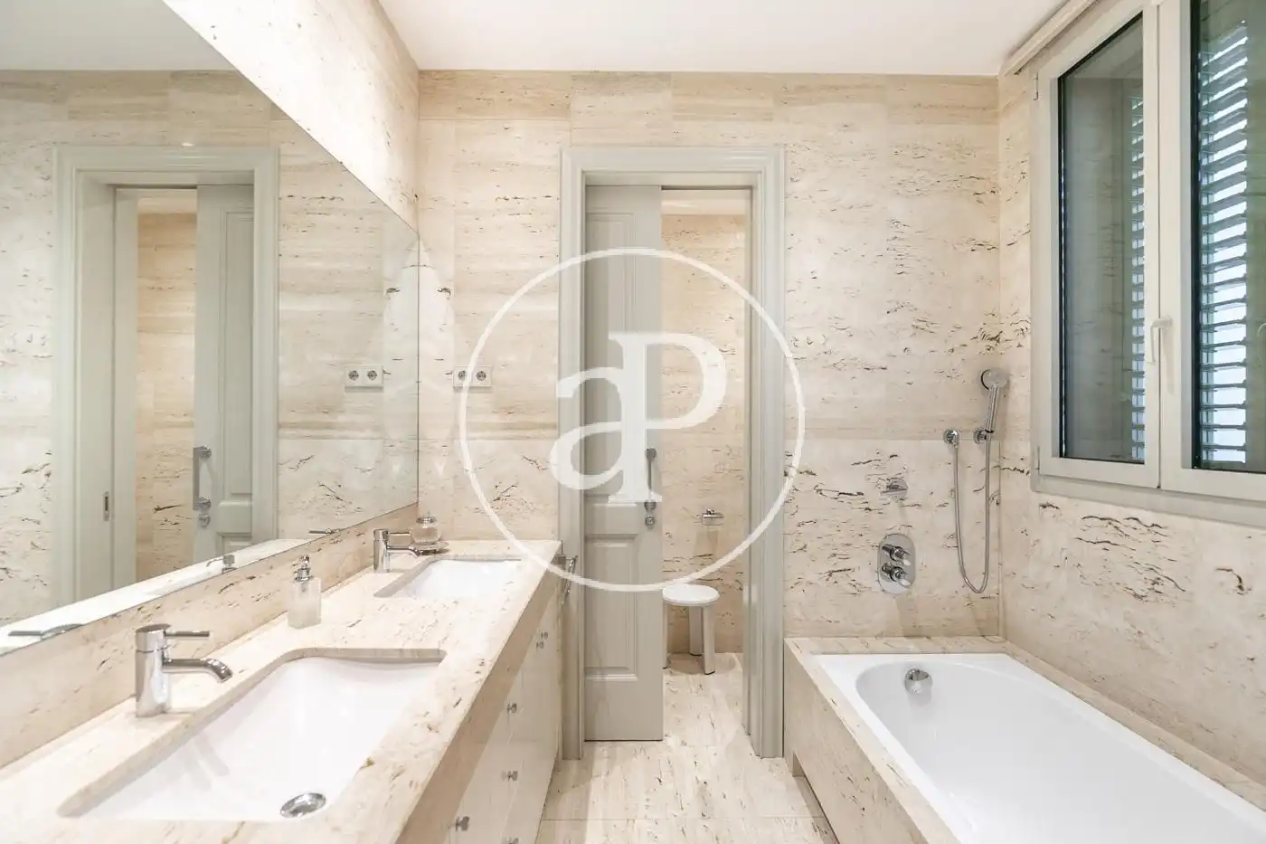 Badezimmer von Wohnung zum Verkauf in Barcelona mit Klimaanlage, Heizung und Balkon