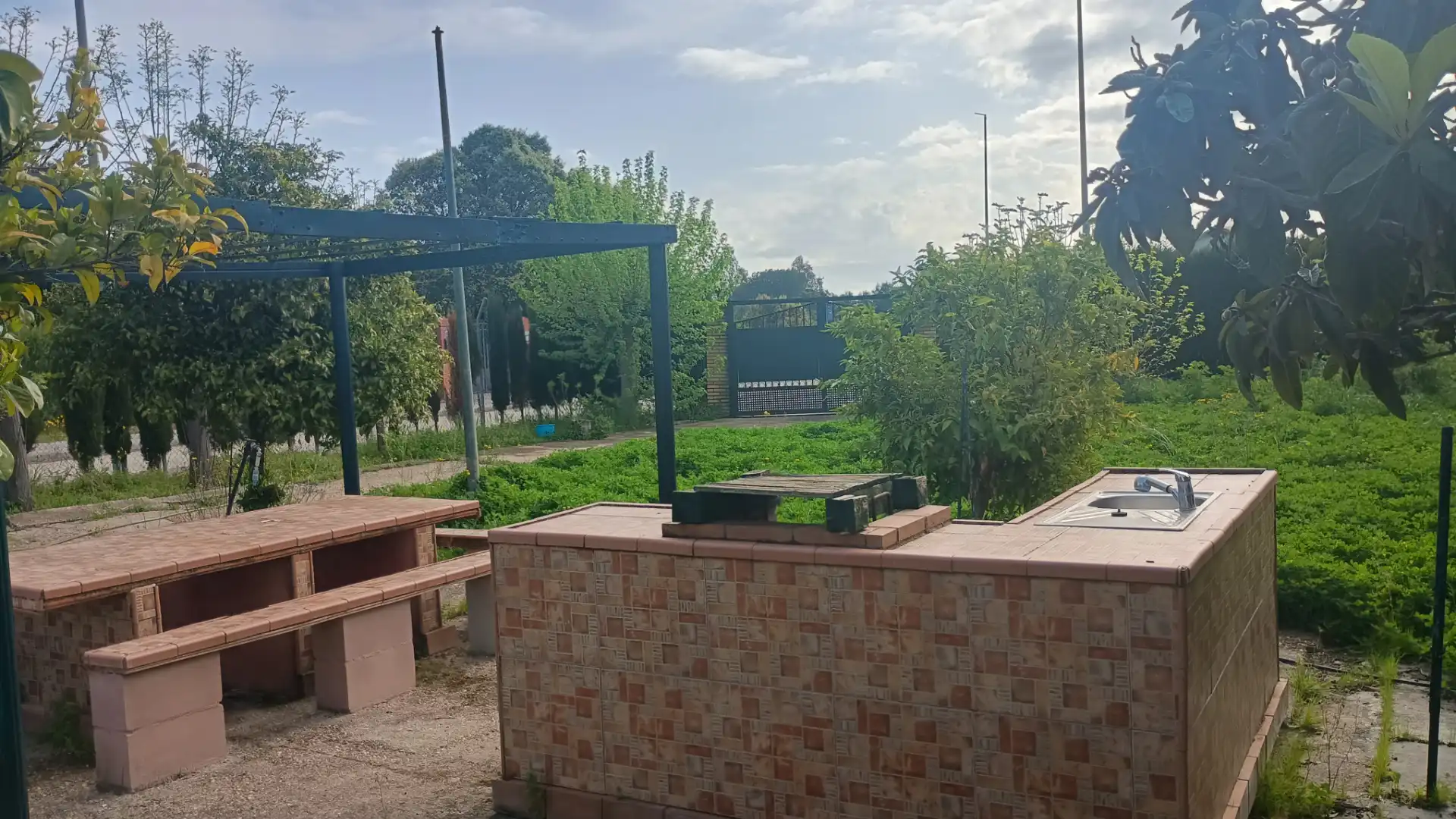 Jardín de Casa o chalet en venta en Sanlúcar la Mayor con Aire acondicionado, Jardín privado y Trastero