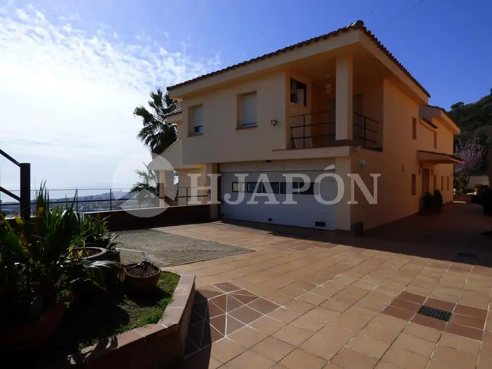 Vista exterior de Casa o chalet en venta en Badalona con Aire acondicionado, Jardín privado y Terraza