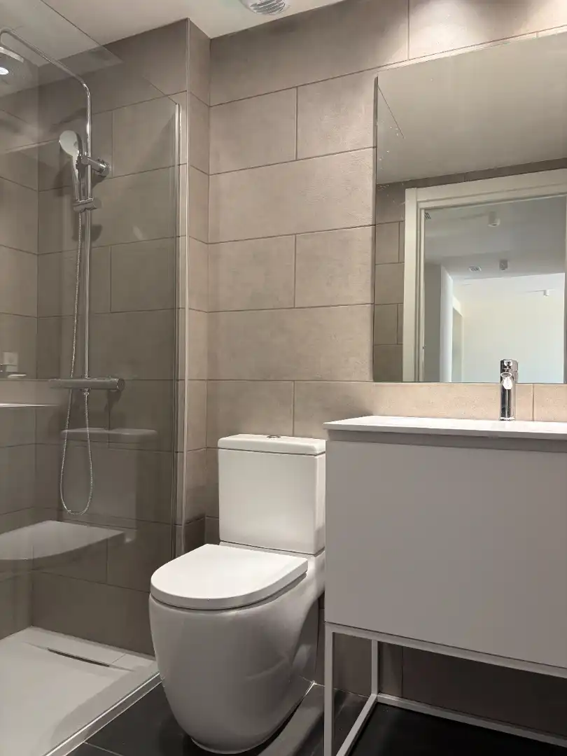 Bathroom of Flat for rent in Tiana  with Air Conditioner, Heating and Parquet flooring