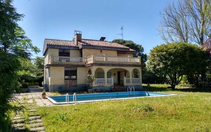 Vista exterior de Casa o xalet en venda en Santo Domingo de la Calzada amb Calefacció, Jardí privat i Terrassa