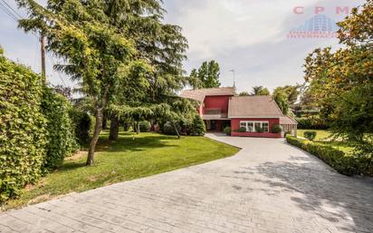 Vista exterior de Casa o xalet en venda en Boadilla del Monte amb Aire condicionat, Terrassa i Piscina