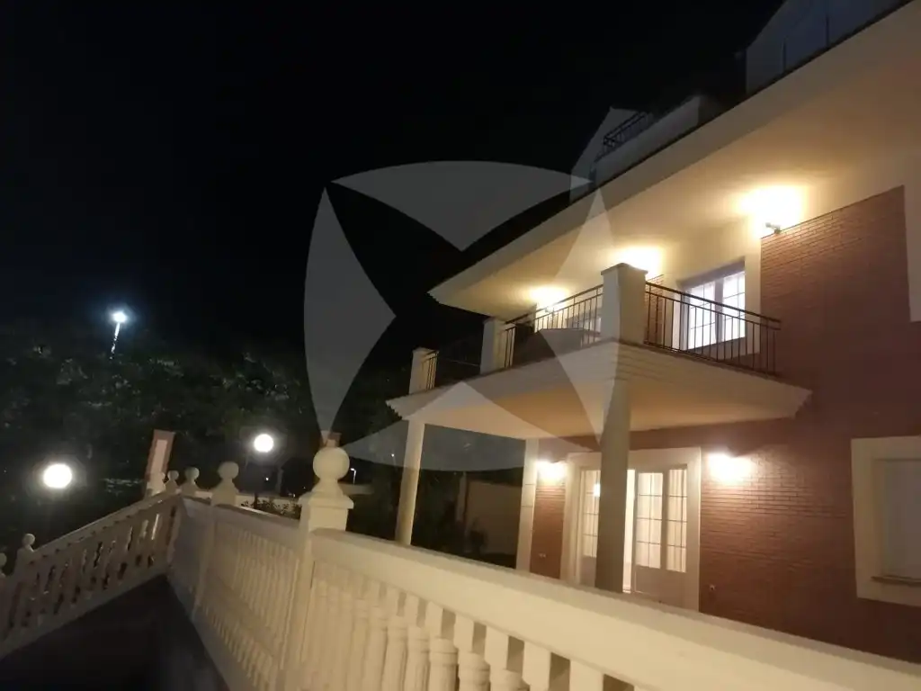 Vista exterior de Casa o xalet en venda en Badajoz amb Aire condicionat, Calefacció i Jardí privat