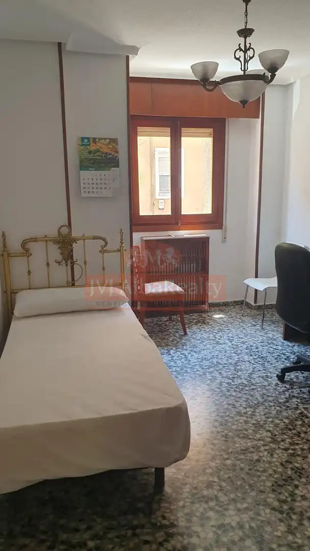 Dormitori de Pis de lloguer en Albacete amb Calefacció, Moblat i Balcó