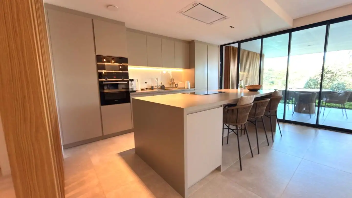 Küche von Wohnung zum Verkauf in Sotogrande mit Klimaanlage, Heizung und Privatgarten