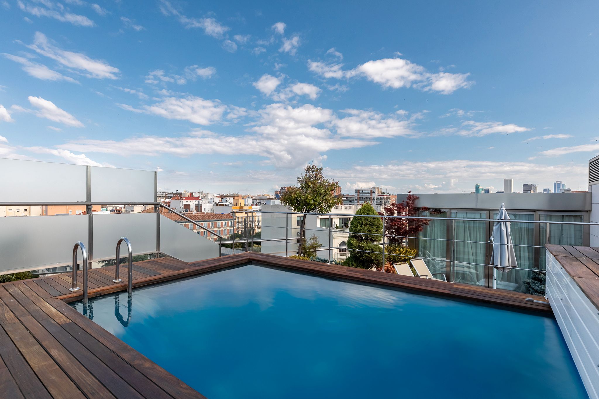 Swimming pool of Apartment for sale in  Madrid Capital  with Private garden, Terrace and Swimming Pool