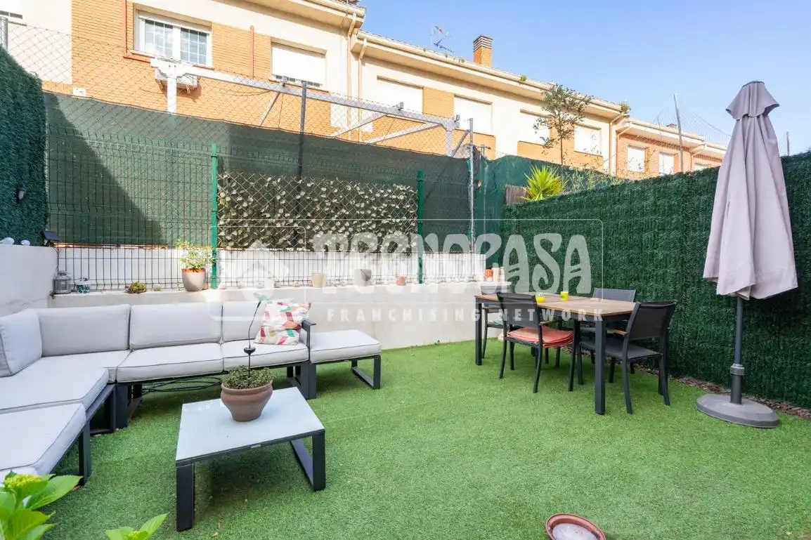 Terraza de Casa adosada en venta en Colmenar Viejo con Aire acondicionado, Calefacción y Jardín privado