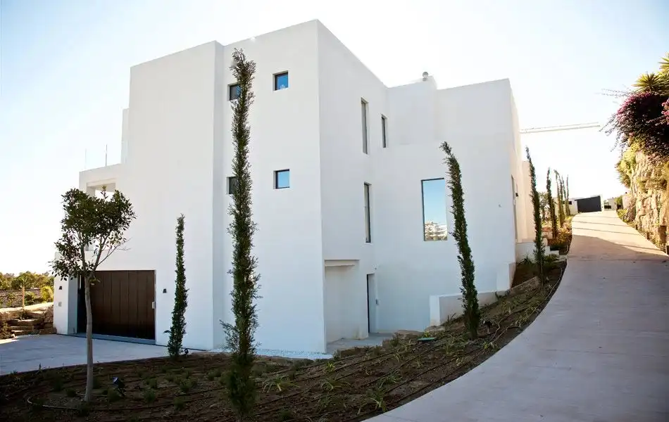 Vista exterior de Casa o xalet en venda en Benahavís amb Aire condicionat, Calefacció i Jardí privat