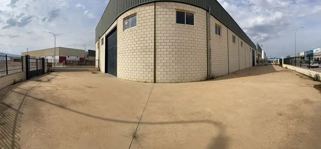 Außenansicht von Fabrikhallen zur Miete in La Roda